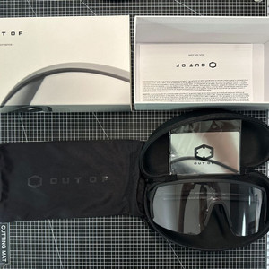 아웃오브(OUTOF) Piuma 레귤러타입 변색 고글