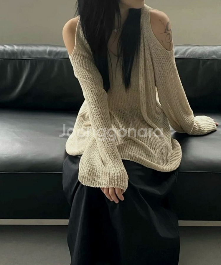 [새상품] 오프숄더 여리 어깨트임 니트--0