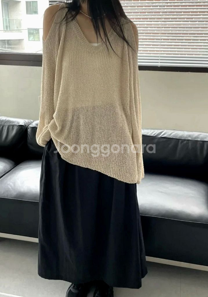 [새상품] 오프숄더 여리 어깨트임 니트--1
