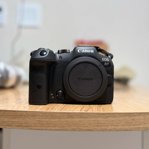 캐논 EOS R7 미러리스 카메라