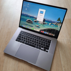 부산 맥북프로 2019 16인치 i7/16GB/512GB/라데온 5300M 팝니다.
