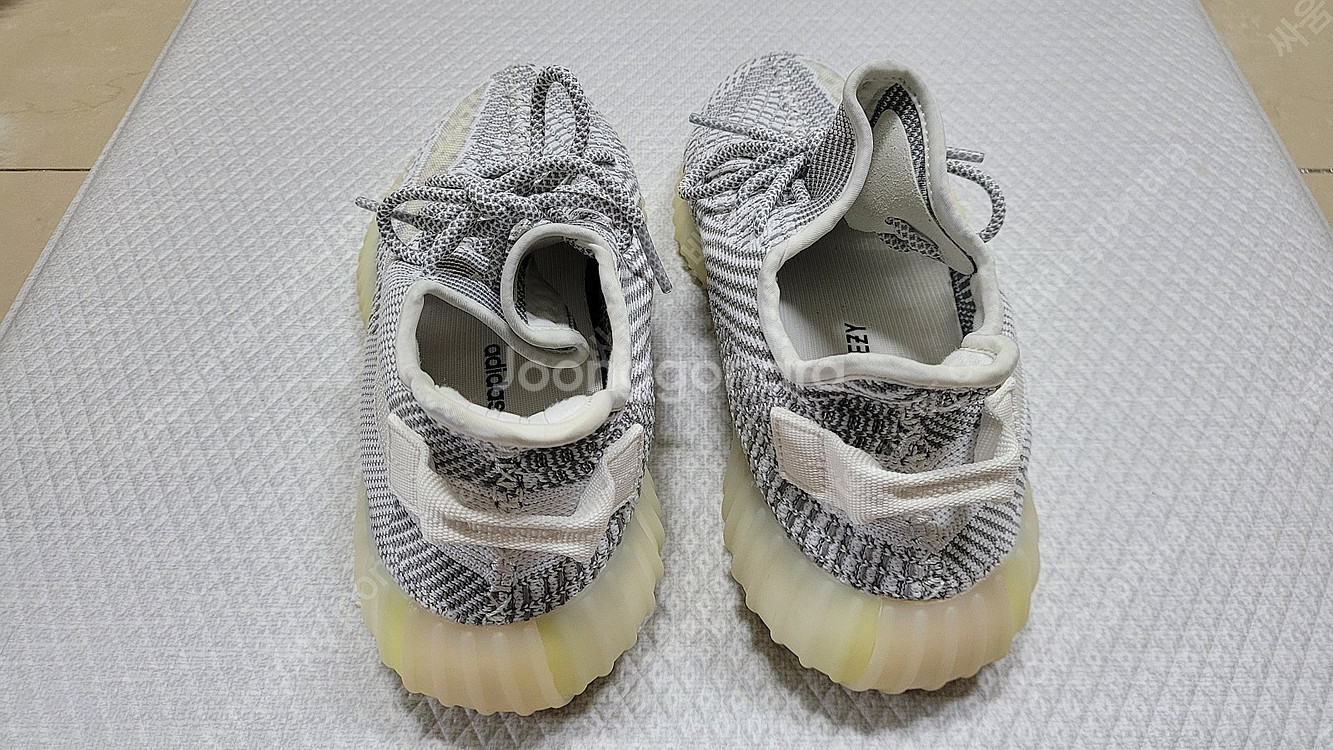 아디다스 이지 부스트 350 V2 스태틱 논리플렉티브--3