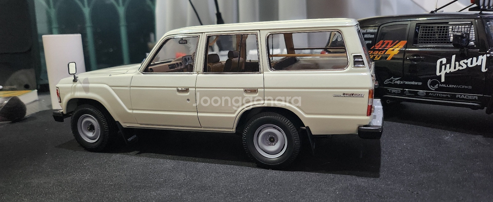 토요타 랜드크루저 60 1/18 다이캐스트 모델카--3