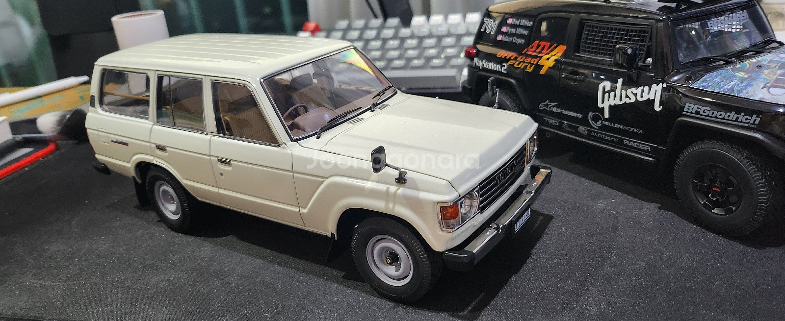 토요타 랜드크루저 60 1/18 다이캐스트 모델카--1