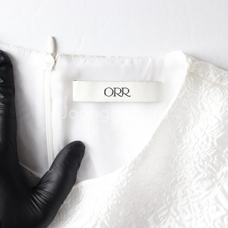 [M]ORR오르 화이트 플로럴 반팔 슬릿 블라우스--4