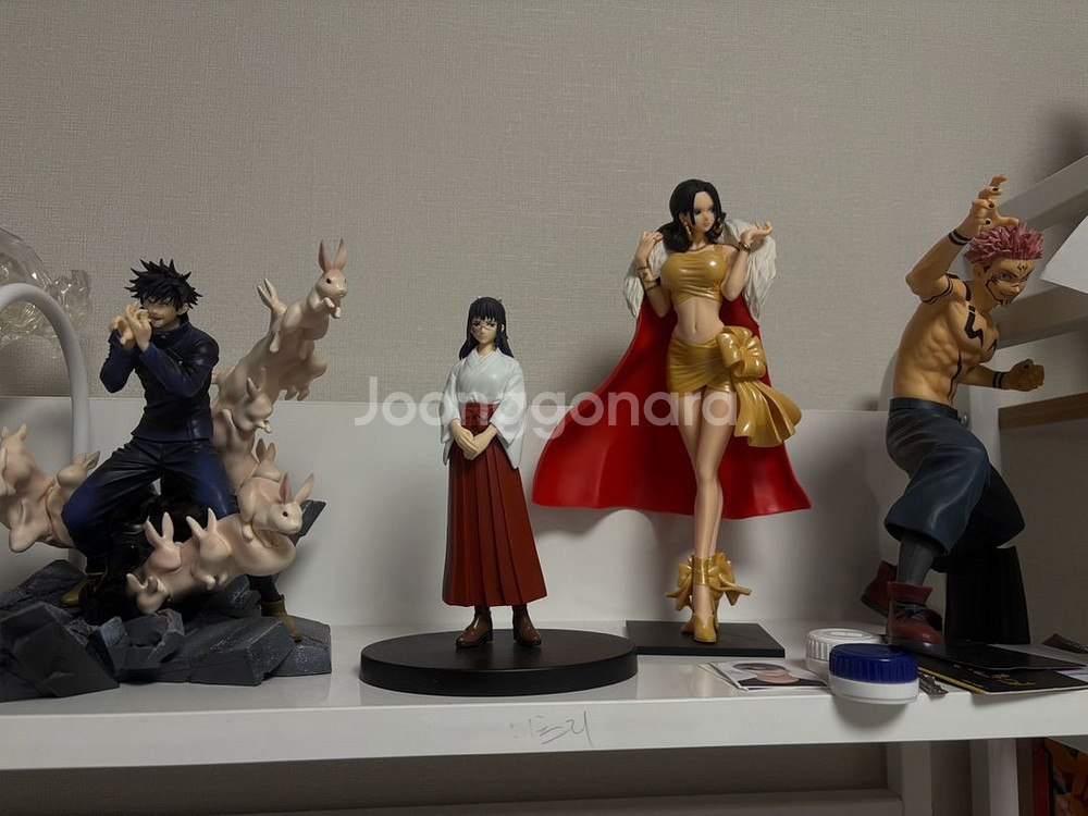 피규어들 싸게 내놓아요--2