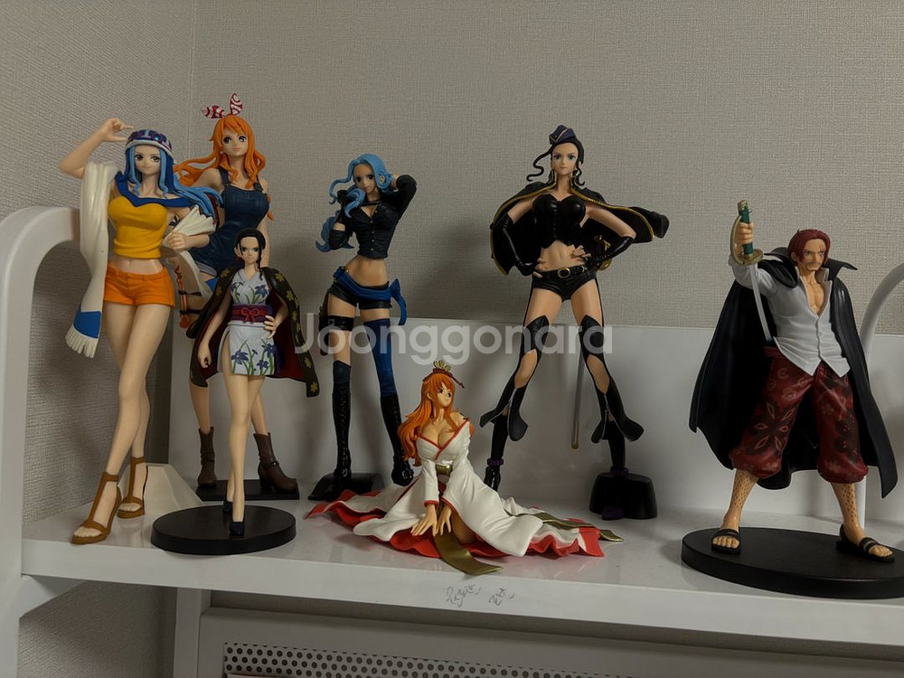 피규어들 싸게 내놓아요--0