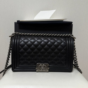 샤넬 보이백 미듐(내장칩/은장)