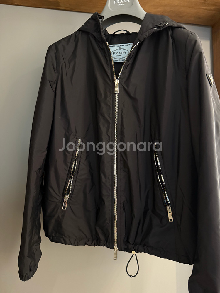 프라다 삼각로고 바람막이 점퍼--3
