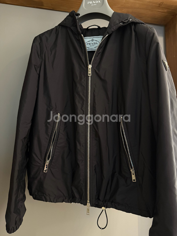 프라다 삼각로고 바람막이 점퍼--1