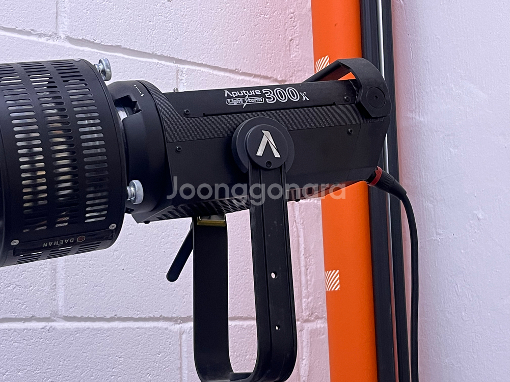 어퓨쳐300X Aputure Light--1