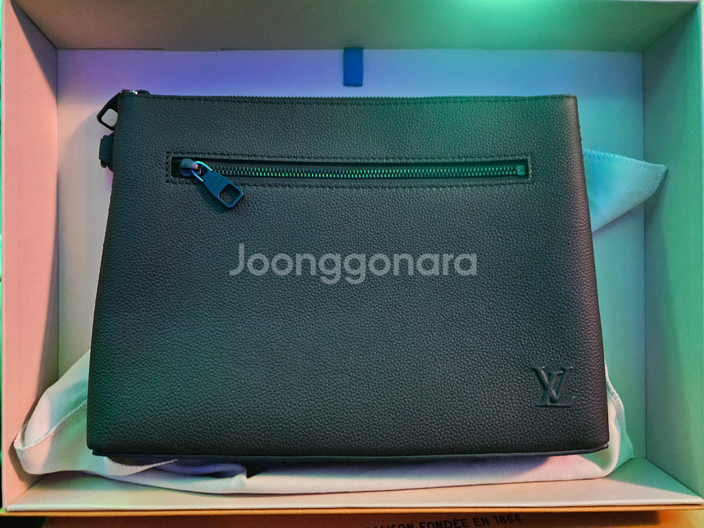 루이비통 테이크오프 클러치백 새상품 25년 신상 새제품--0