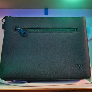 루이비통 테이크오프 클러치백 새상품 25년 신상 새제품