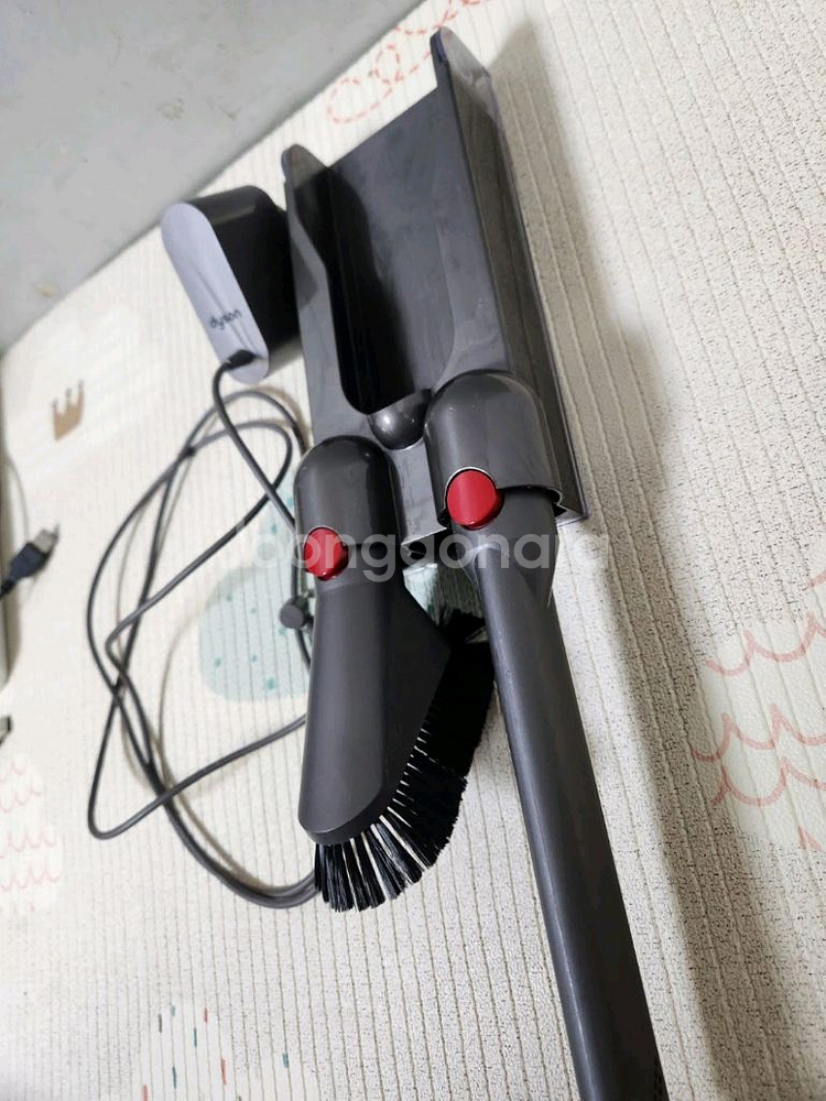 다이슨 v10 용 벽걸이거치대 와 충전기--1