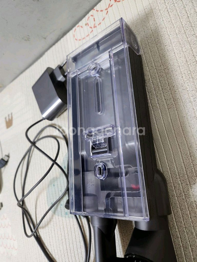 다이슨 v10 용 벽걸이거치대 와 충전기--3