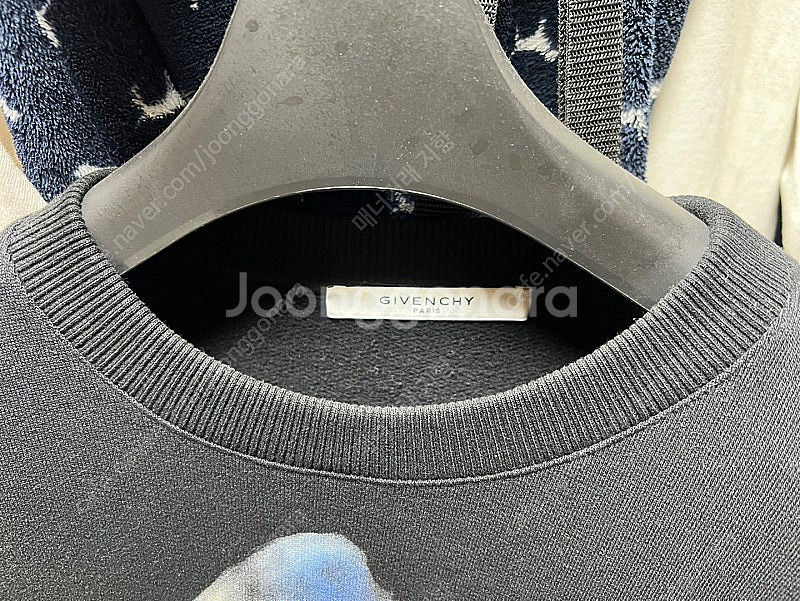 (정품)지방시 샤크 맨투맨 판매합니다.--3