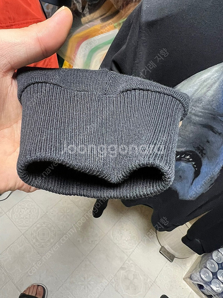 (정품)지방시 샤크 맨투맨 판매합니다.--6