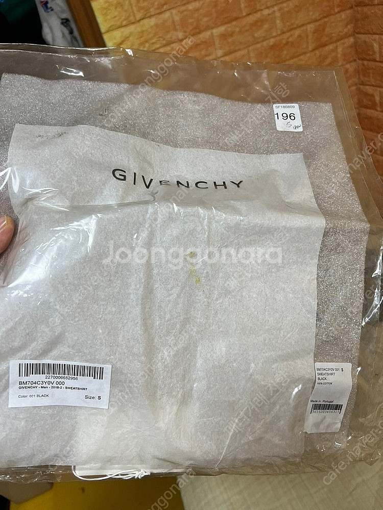 (정품)지방시 샤크 맨투맨 판매합니다.--7