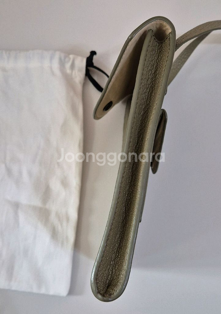 르메르 엔벨롭 크로스백 더스티 카키--2