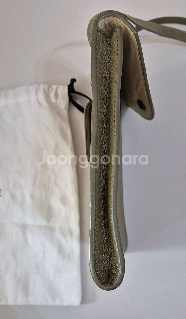 르메르 엔벨롭 크로스백 더스티 카키--3