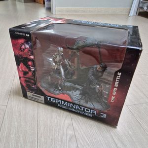 맥팔레인 터미네이터 T-850 vs T-X 디오라마