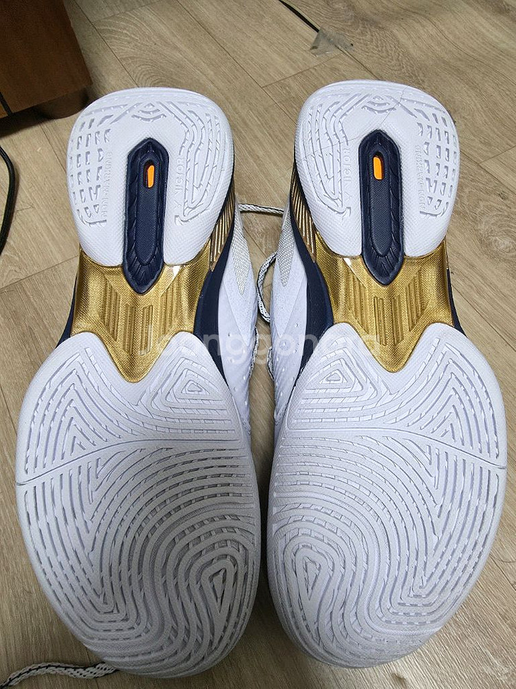 빅터 배드민턴화 A970TD(265) 팔아요--1