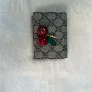 눈부시게 빛나는 보석! 구찌 체리 장식 GG 수프림 반지갑 (476050) 풀세트 판매합니다 사랑스러운 체리 장식