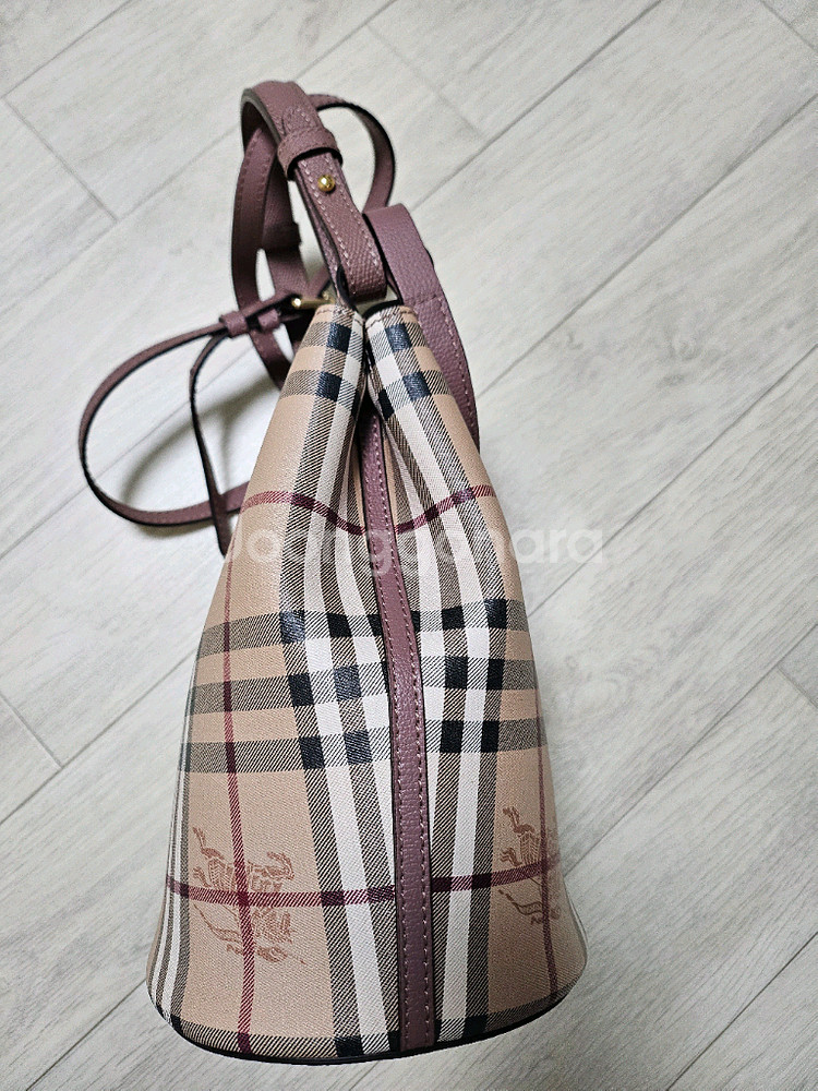 버버리 헤이마켓 버킷백-핑크--2