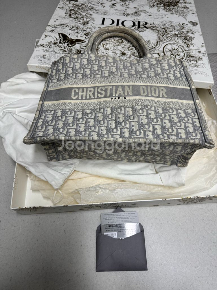 디올 북토트 미듐 판매.--0