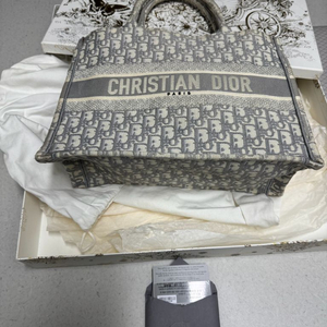 디올 북토트 미듐 판매.