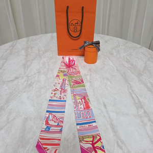 정품 에르메스 트윌리 스카프 한정판 팝니다.