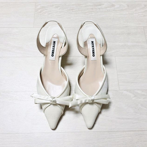 마이아이코 클래식 그레이스 슬링백 아이보리 37 (240) 판매합니다.새상품!