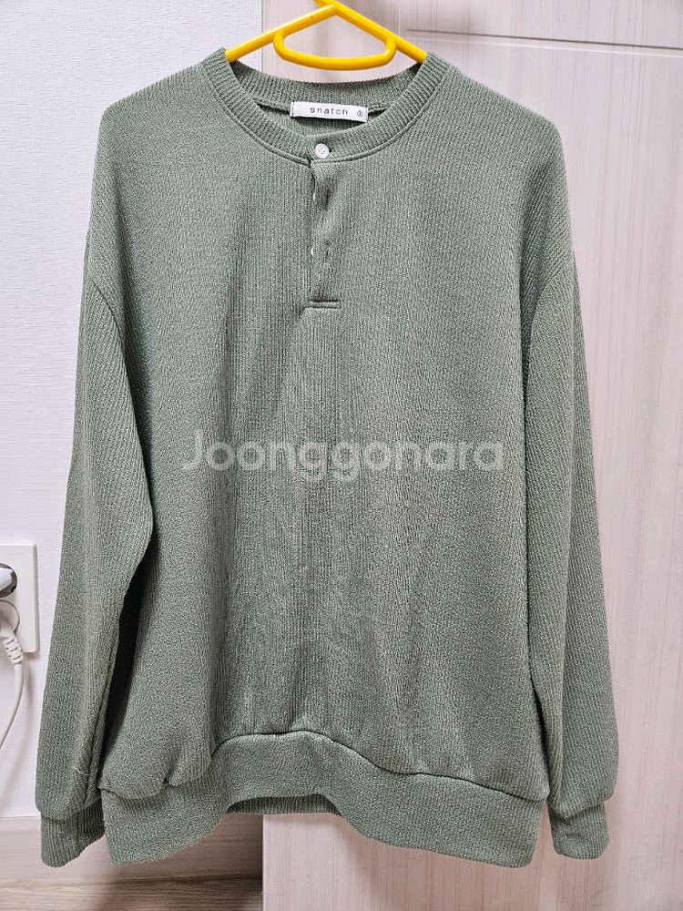 라이트 카키 헨리넥 긴팔 니트--1