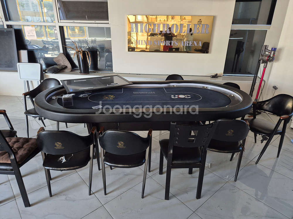 홀덤 테이블/의자/칩/쇼케이스/커피머신/천장형티비3개 판매합니다.--0