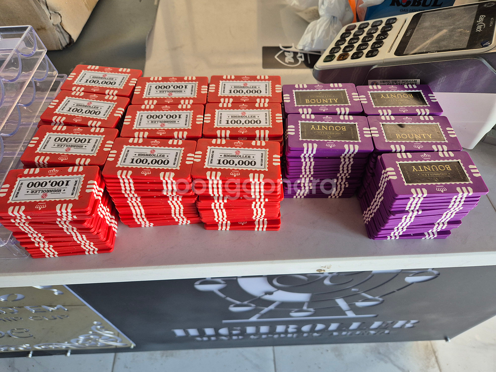 홀덤 테이블/의자/칩/쇼케이스/커피머신/천장형티비3개 판매합니다.--2