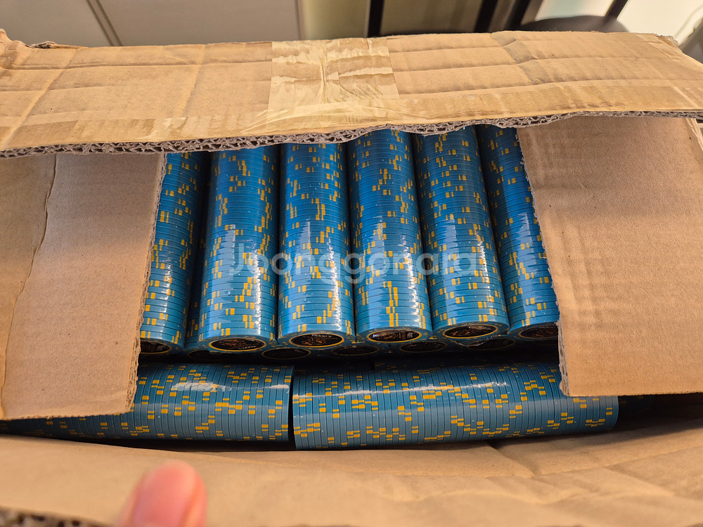 홀덤 테이블/의자/칩/쇼케이스/커피머신/천장형티비3개 판매합니다.--4