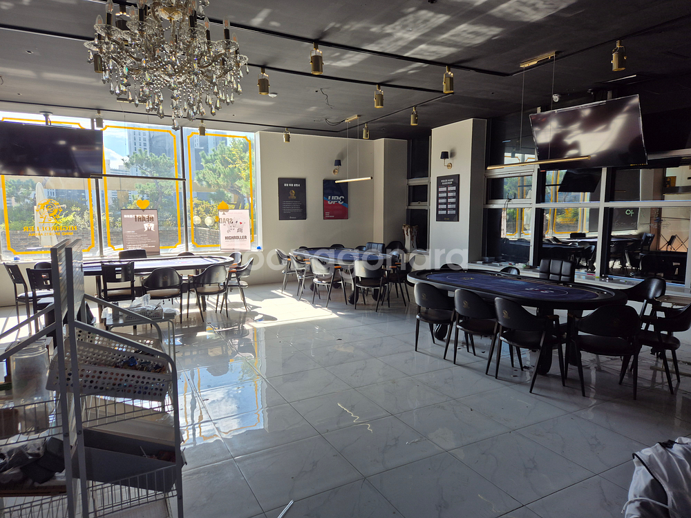 홀덤 테이블/의자/칩/쇼케이스/커피머신/천장형티비3개 판매합니다.--1