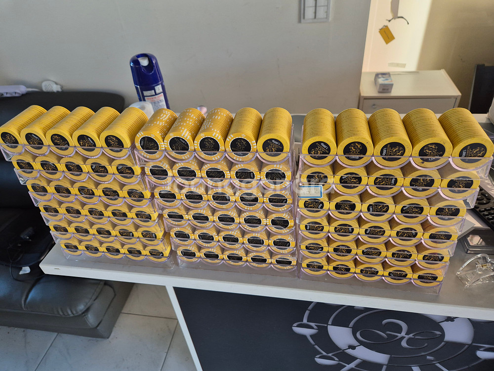 홀덤 테이블/의자/칩/쇼케이스/커피머신/천장형티비3개 판매합니다.--5