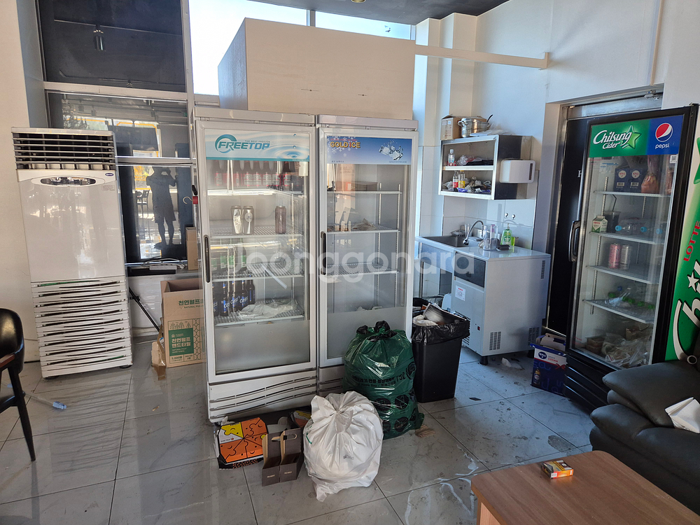 홀덤 테이블/의자/칩/쇼케이스/커피머신/천장형티비3개 판매합니다.--9