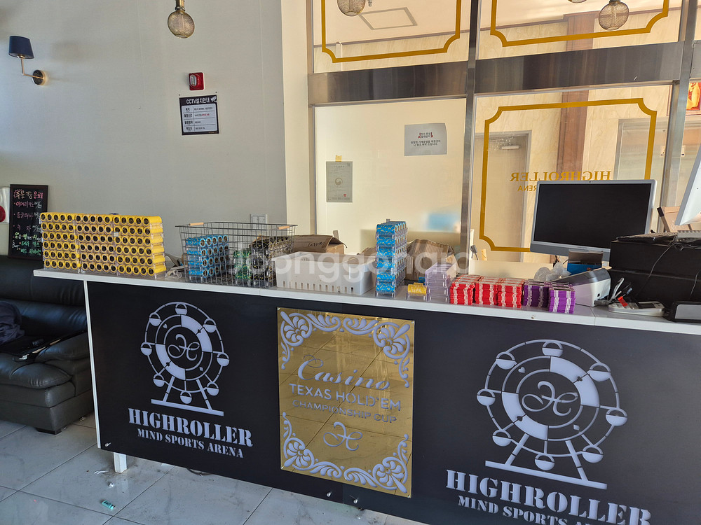 홀덤 테이블/의자/칩/쇼케이스/커피머신/천장형티비3개 판매합니다.--6