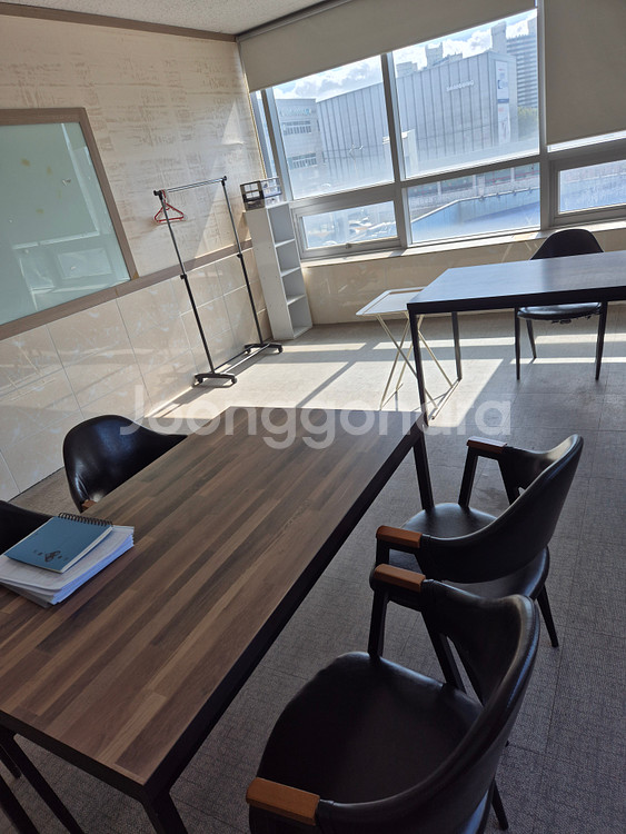 홀덤 테이블/의자/칩/쇼케이스/커피머신/천장형티비3개 판매합니다.--7