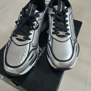 아르마니 에나멜 스니커즈