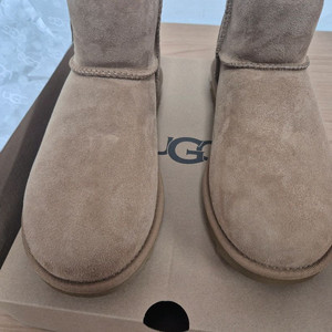 UGG 클래식 미니 부츠
