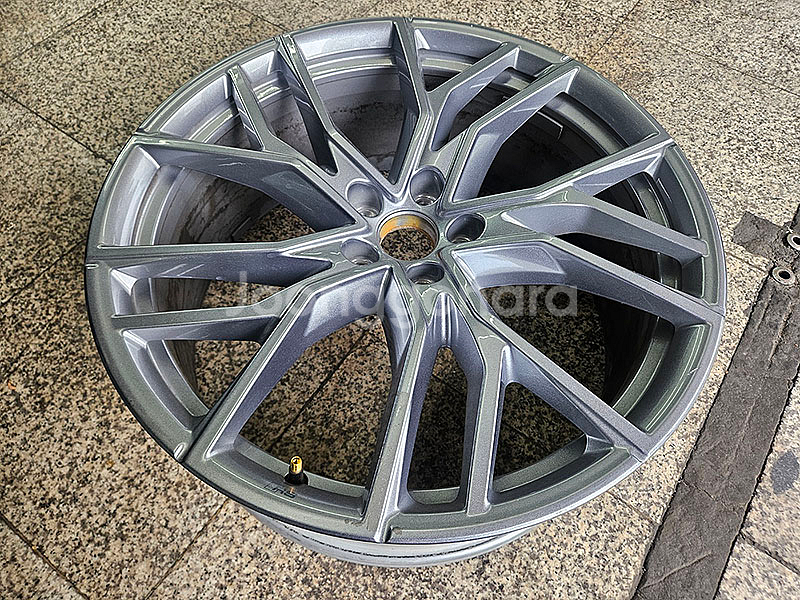 아우디 이트론 EQ4 RS 정품 21인치 휠 한개--1