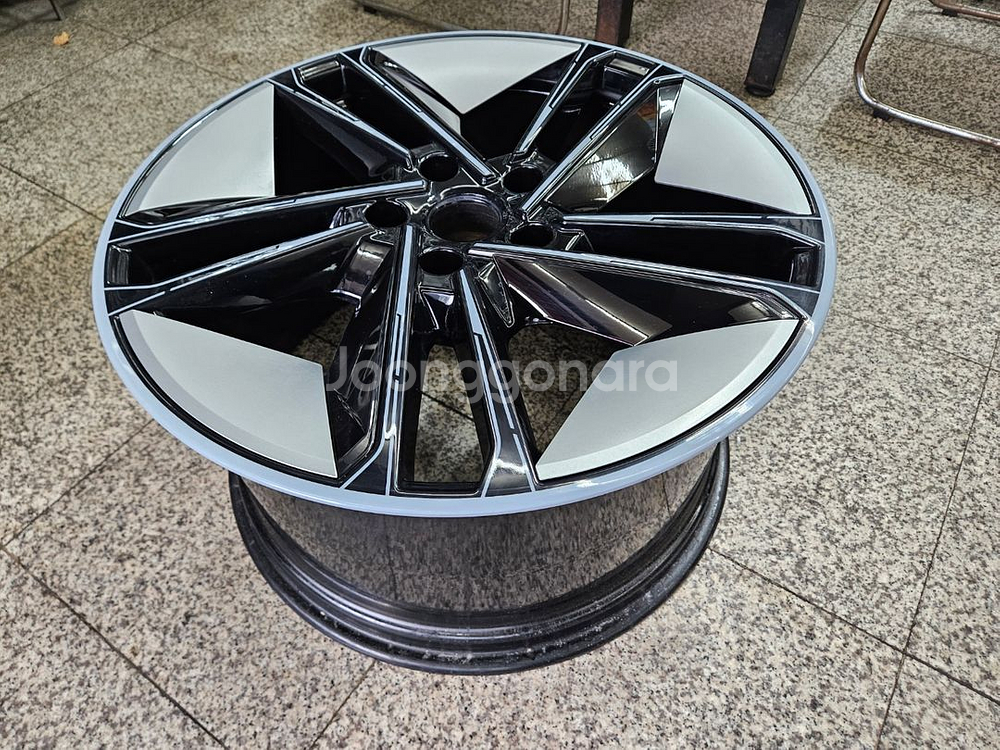 아우디 이트론 GT RS 정품 21인치 후륜용 휠 한개--5