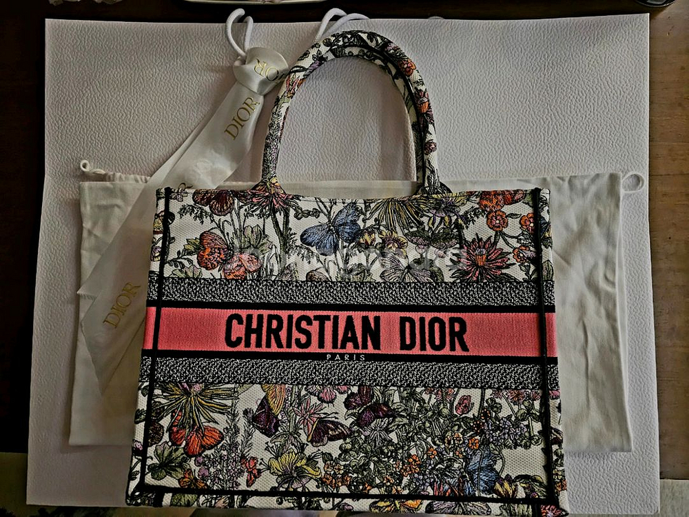 크리스챤 디올 북토트백 (정품)--1