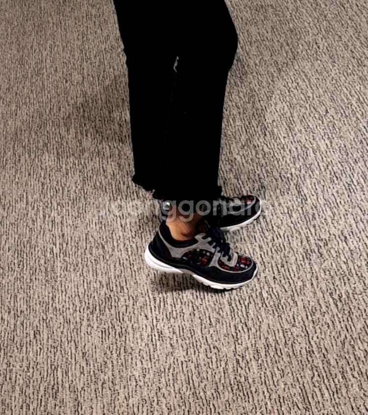 정품 샤넬스니커즈 35 1/2(반)--8