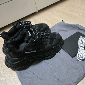 발렌시아가 트리플S 스니커즈