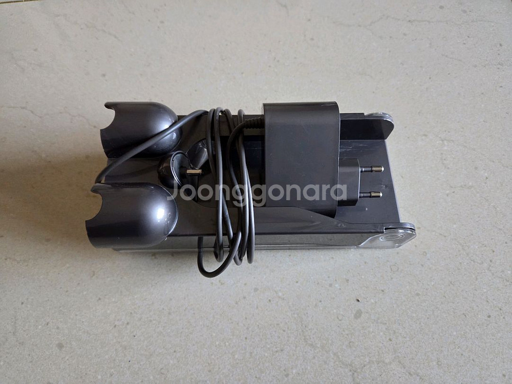 다이슨V10 정품 충전기와 도킹스테이션 판매 합니다.--0