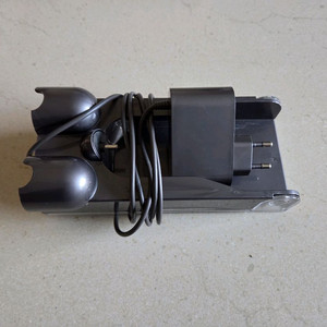 다이슨V10 정품 충전기와 도킹스테이션 판매 합니다.